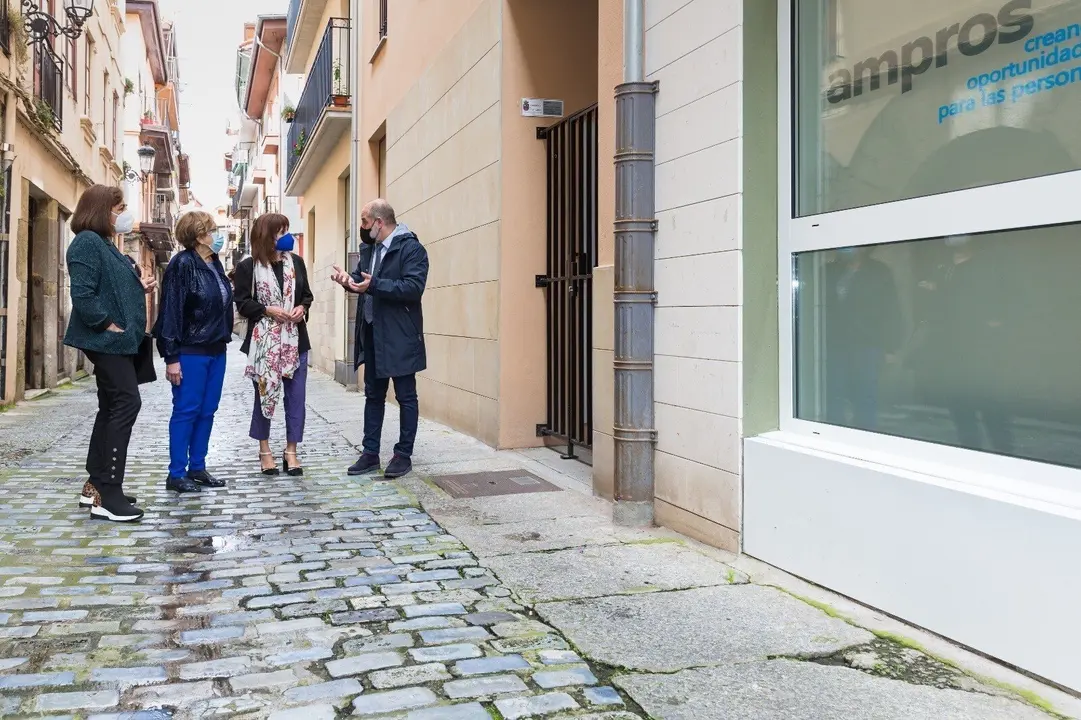 La consejera de Empleo y Servicios Sociales, Ana Bel&eacute;n &Aacute;lvarez,en su visita a las viviendas de Ampros en Laredo