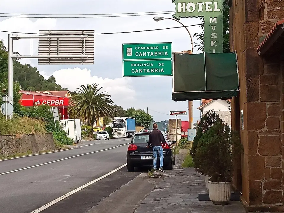 Archivo - Cartel en la frontera de Cantabria con el Pa&iacute;s Vasco.