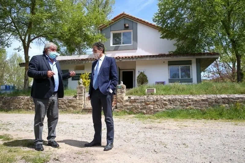 El consejero de Obras P&uacute;blicas, Jos&eacute; Luis Gochicoa, y el alcalde de Valderredible, Fernando Fern&aacute;ndez.