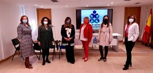 La dirigente 'popular', Mar&iacute;a Jos&eacute; S&aacute;enz de Buruaga,  se re&uacute;ne con la presidenta del Colegio Oficial de Enfermeria de Cantabria, Mariluz Fern&aacute;ndez.