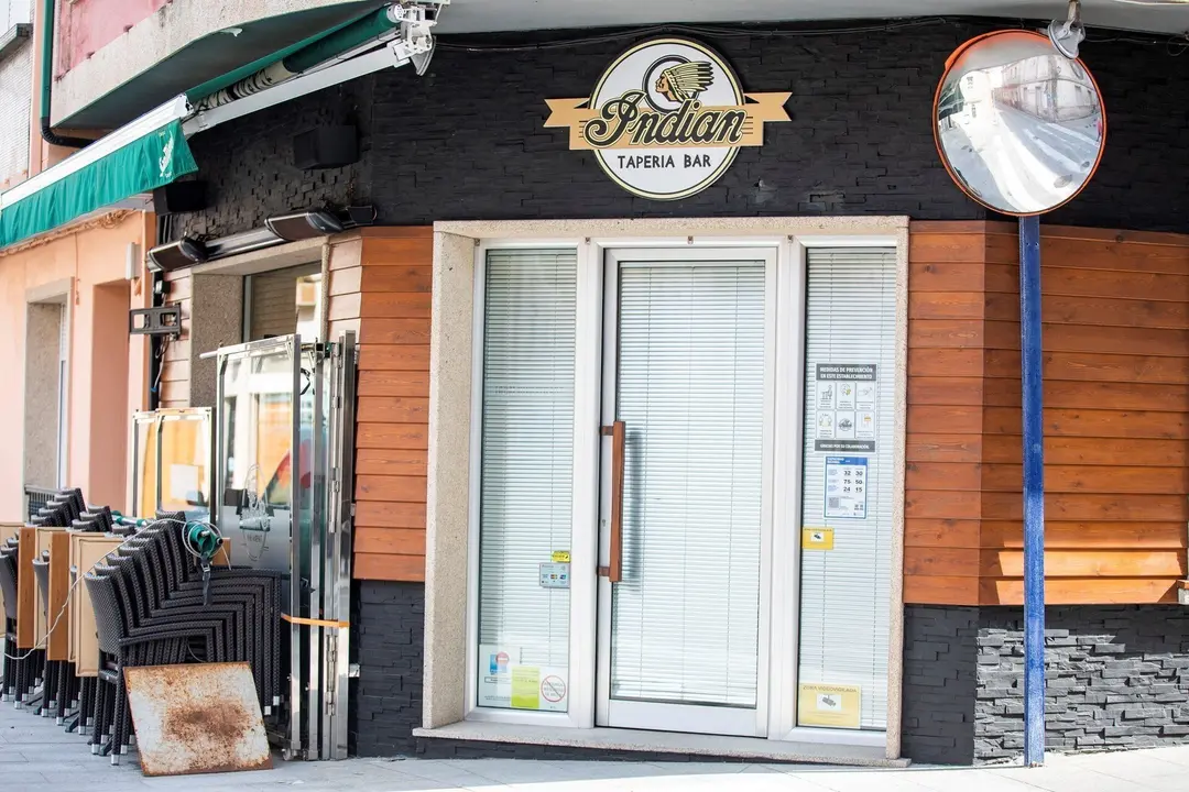 Un bar cerrado en O Grove, el d&iacute;a en que entr&oacute; en vigor el cierre perimetral del municipio el pasado mes de abril