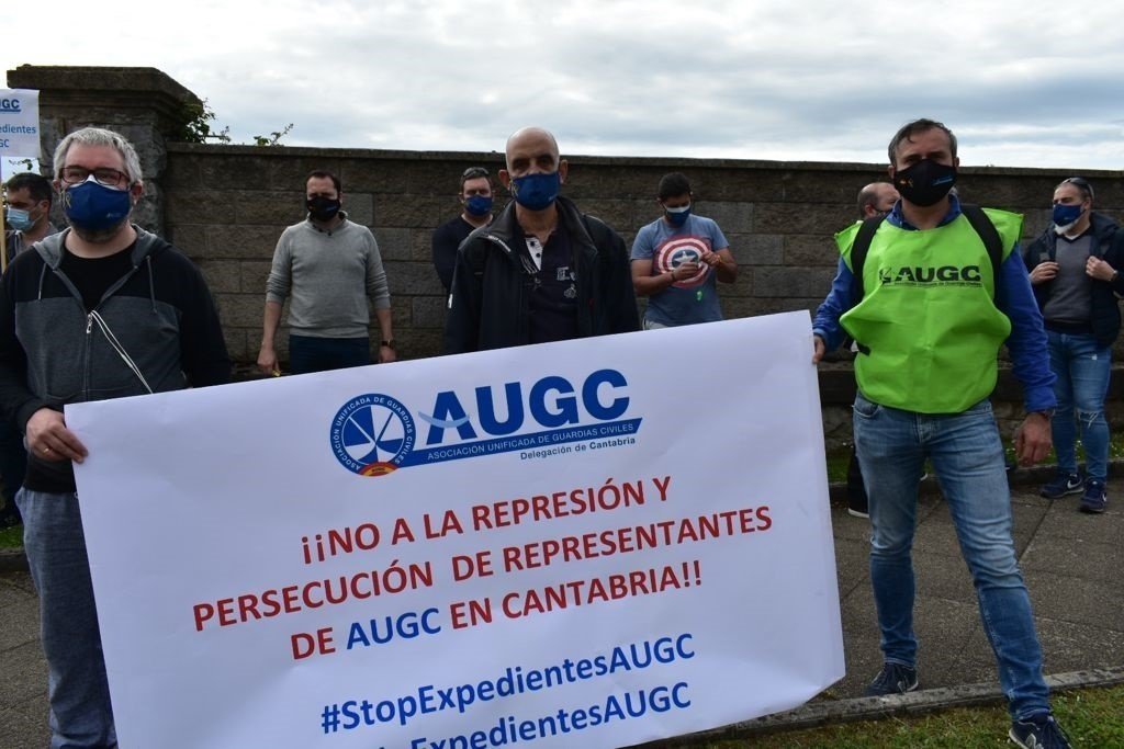 La Asociación Unificada de Guardias Civiles (AUGC) se concentra frente a la Comandancia de la Guardia Civil en Santander en protesta por los expedientes a sus representantes.