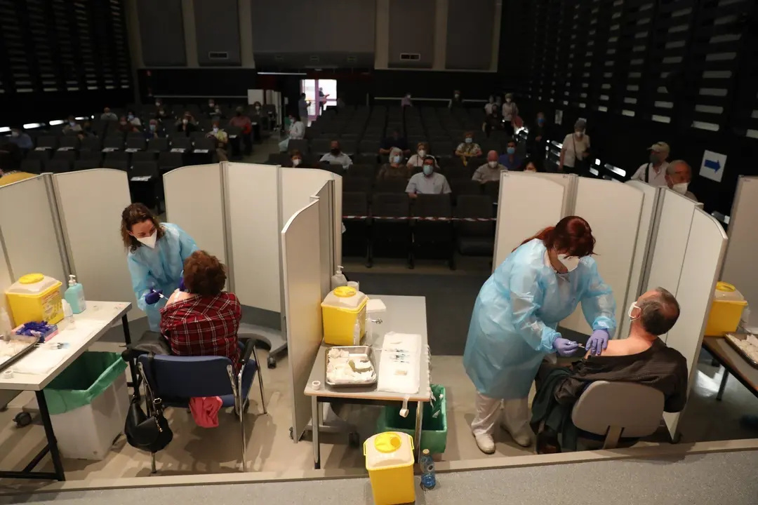 Dos personas reciben la primera dosis de vacuna Pfizer contra el Covid-19, a 27 de abril de 2021, en el Hospital de Getafe, Madrid, (Espa&ntilde;a). Este dispositivo, puesto en marcha, junto al de otros de hospitales en la periferia madrile&ntilde;a, se une a otros 22 