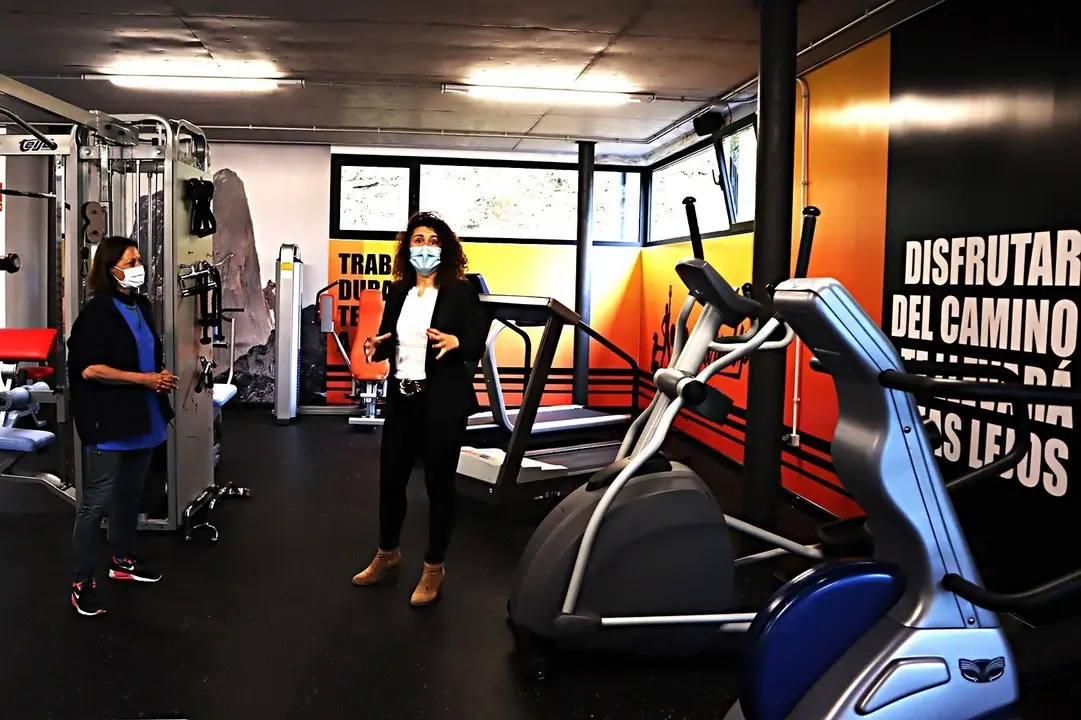 La alcaldesa de Comillas, Mar&iacute;a Teresa Noceda, y la concejala de Deporte, Vanesa S&aacute;nchez, visitan la finalizaci&oacute;n de las obras de mejora del gimnasio municipal