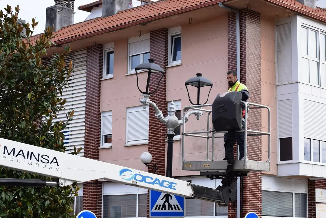 Trabajos de renovaci&oacute;n del alumbrado p&uacute;blico en Renedo.- Archivo