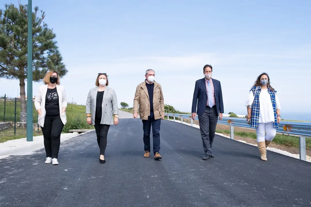 El consejero de Obras P&uacute;blicas, Ordenaci&oacute;n del Territorio y Urbanismo, Jos&eacute; Luis Gochicoa, visita las obras que se han acometido en el acceso a la playa del Sable.