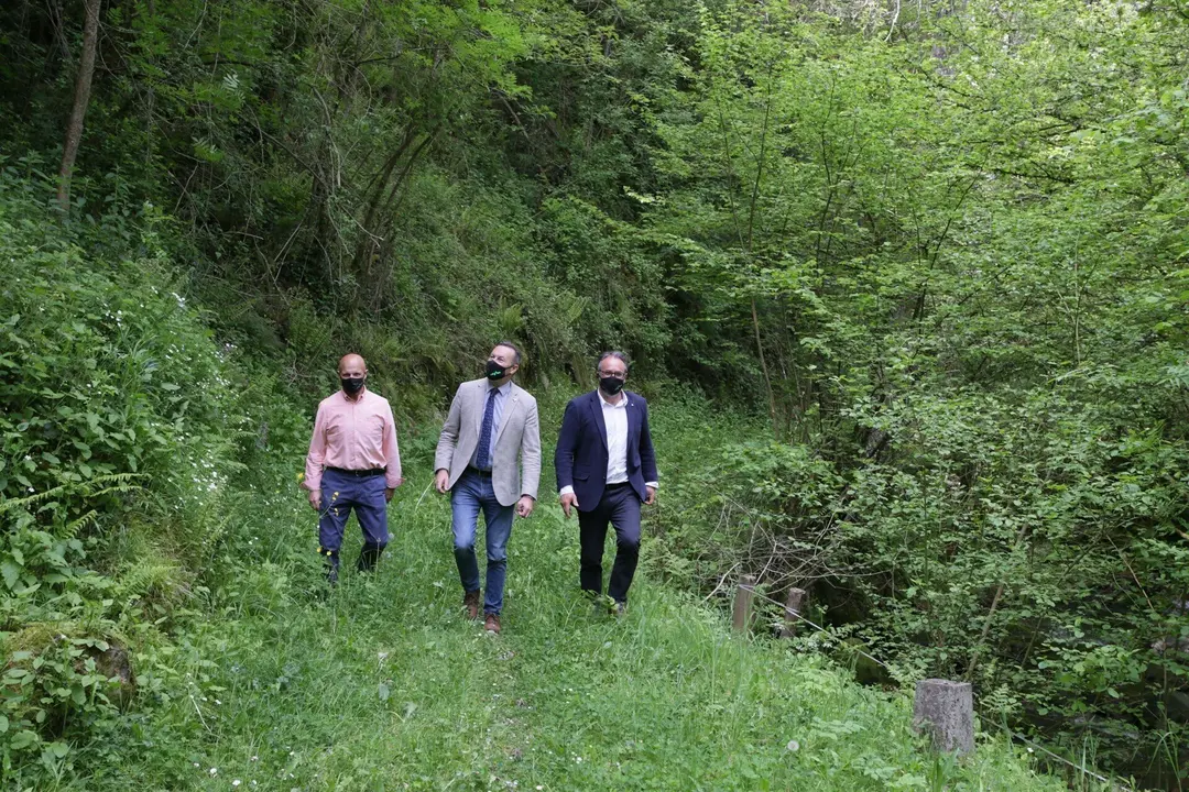 El consejero de Desarrollo Rural, Ganader&iacute;a, Pesca, Alimentaci&oacute;n y Medio Ambiente, Guillermo Blanco, visita la mejora del acceso a la ermita rupestre de Cambarco