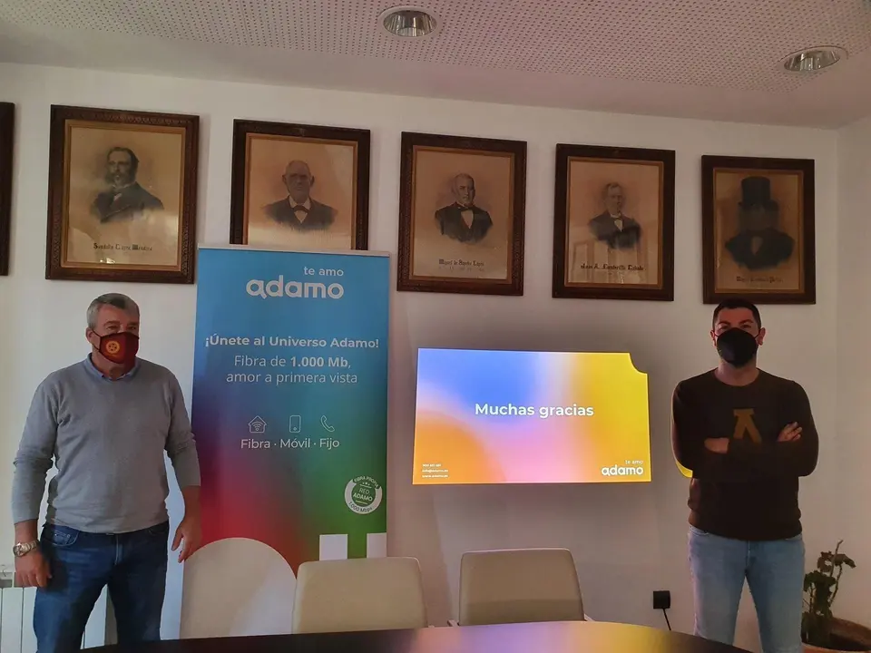 El responsable de Adamo en Cantabria, David Llano, presenta el plan de desarrollo al alcalde de Liendo, Francisco Javier Villanueva.