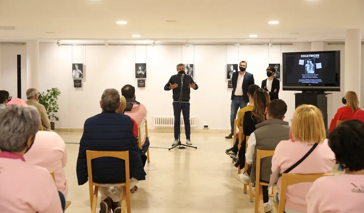 El vicepresidente de Cantabria, Pablo Zuloaga, en la inauguraci&oacute;n de la exposici&oacute;n fotogr&aacute;fica 'Cicatrices'