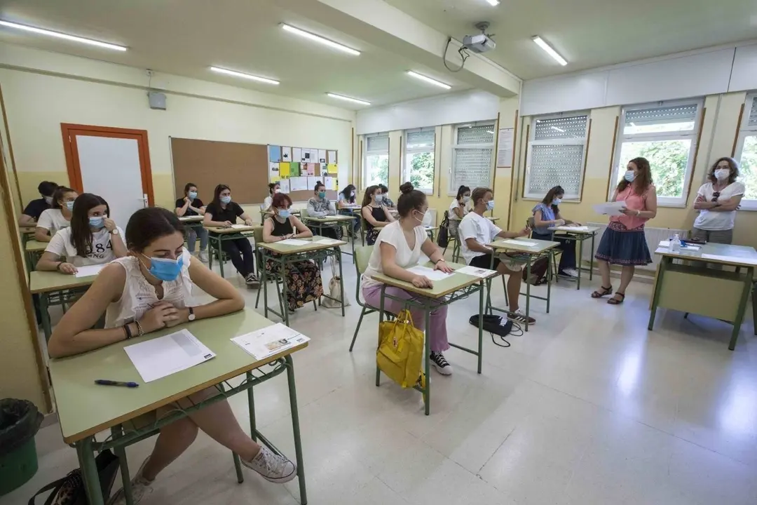 Archivo - EBAU en el IES R&iacute;a del Carmen