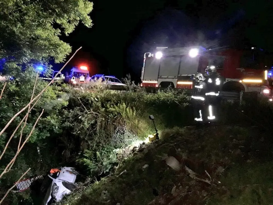 Veh&iacute;culo ca&iacute;do en el riachuelo