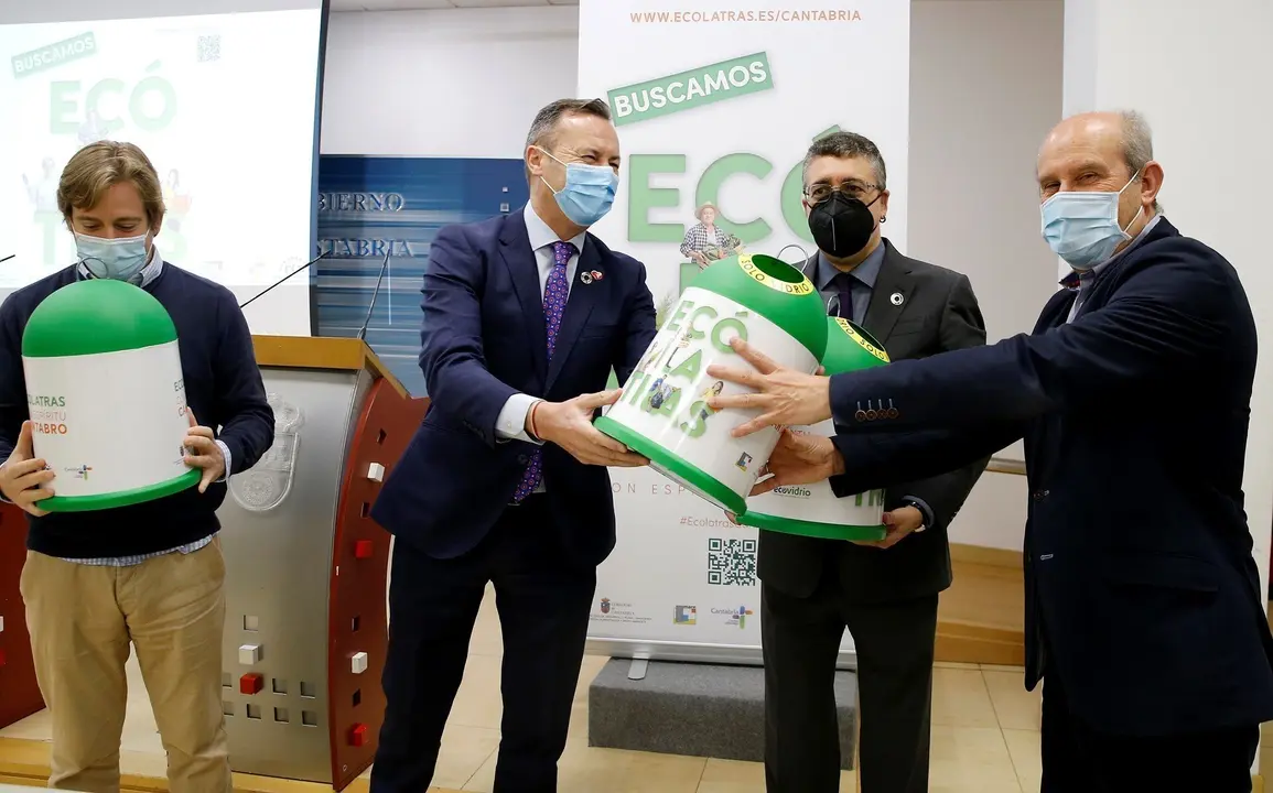 Archivo - El consejero de Desarrollo Rural, Ganader&iacute;a, Pesca, Alimentaci&oacute;n y Medio Ambiente, Guillermo Blanco (segundo por la izquierda) presenta  la campa&ntilde;a de Ecovidrio &ldquo;Ec&oacute;latras con esp&iacute;ritu c&aacute;ntabro&rdquo;
