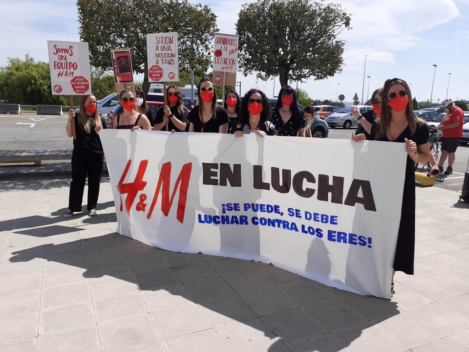 La plantilla de H&M en Cantabria secunda la tercera jornada de huelga contra el ERE y las reducciones de jornada planteadas por la empresa