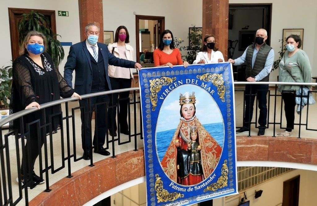 La alcaldesa de Santander, Gema Igual, con integrantes de la Hermandad de la Virgen del Mar