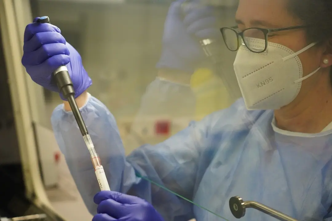 Una enfermera durante el ensayo cl&iacute;nico de la vacuna alemana Curevac en el que participan diariamente 50 voluntarios, en el Hospital de Cruces de Bilbao, Pa&iacute;s Vasco (Espa&ntilde;a), a 8 de febrero de 2021. El ensayo requiere dos dosis de vacuna administradas con