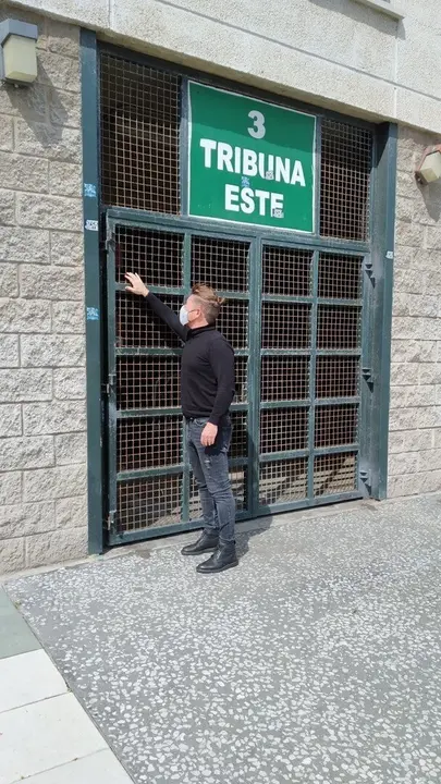 El concejal del PRC se&ntilde;ala el anclaje de una puerta de los Campos de Sport