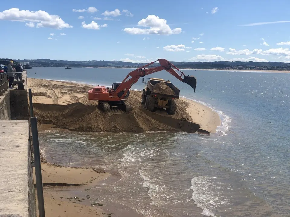 Trasvase de arena desde el Museo Mar&iacute;timo hasta la playa de La Magdalena