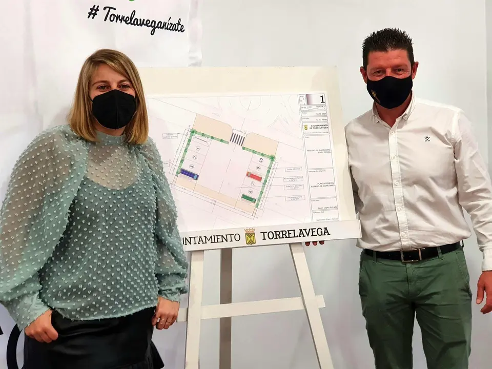 Los concejales de Dinamizaci&oacute;n, Jesus S&aacute;nchez, y Turismo, Cristina Garc&iacute;a Vi&ntilde;as, en la presenetaci&oacute;n del proyecto de autocaravanas