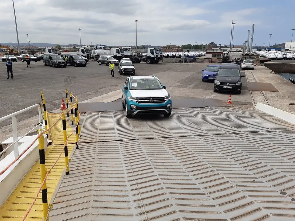 El Puerto de Santander acoge el embarque del coche nueve millones fabricado en Volkswagen Navarra