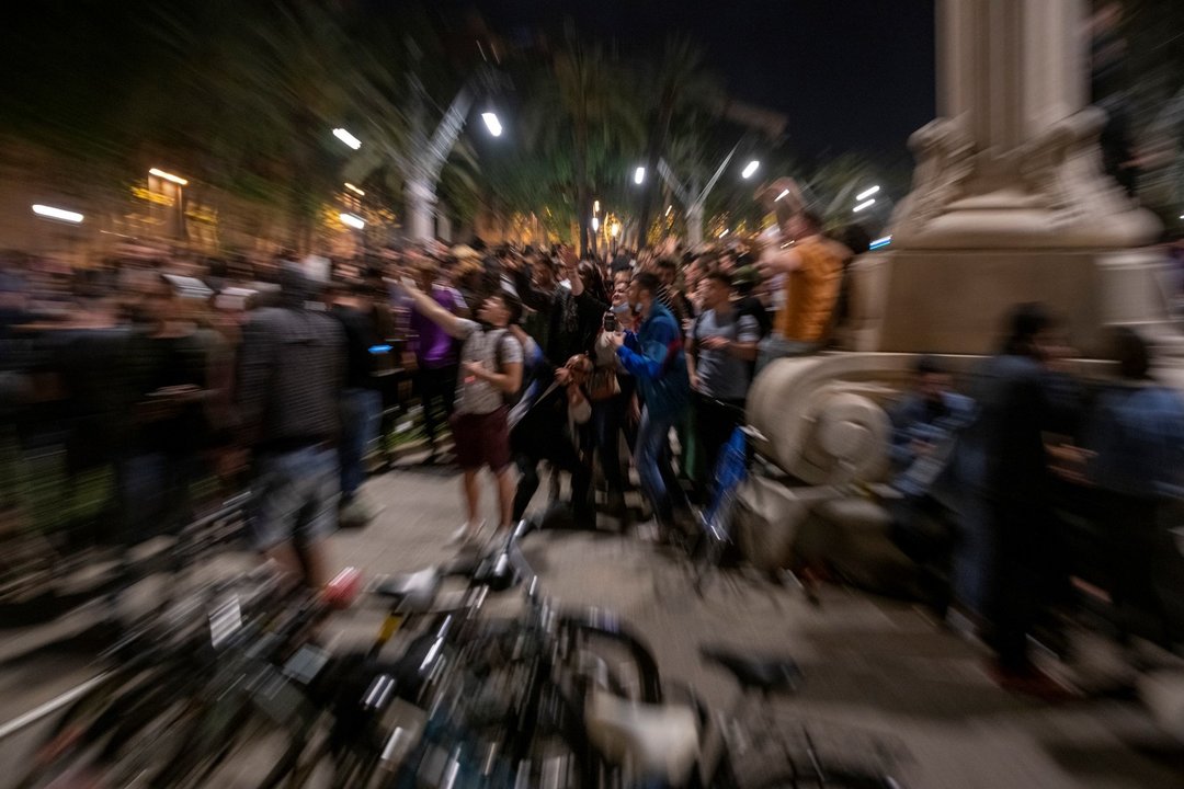 Varios jóvenes reunidos y en ambiente festivo, en una calle de Barcelona, durante la primera noche sin el estado de alarma, a 9 de mayo de 2021, en Barcelona.