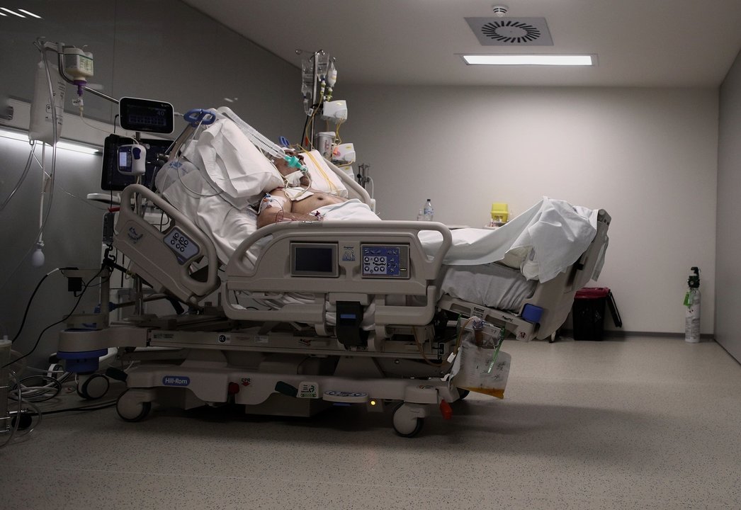 Un enfermo en una cama de la UCI del Hospital de Emergencias Isabel Zendal, Madrid (España), a 20 de enero de 2021. 