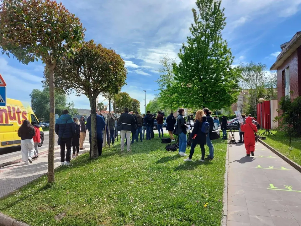 Protesta de hosteleros junto al centro de salud donde se vacun&oacute; Miguel &Aacute;ngel Revilla contra el Covid