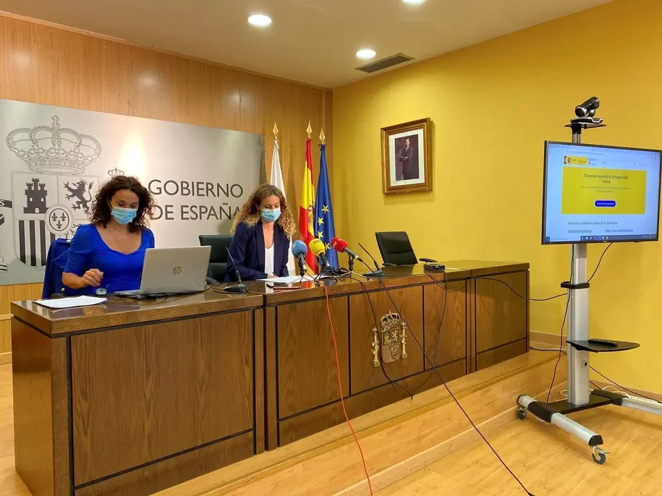 La delegada del Gobierno en Cantabria, Ainoa Qui&ntilde;ones (derecha) y la directora provincial de la Tesorer&iacute;a de la SS.SS, Eva Su&aacute;rez, presentan 'Import@ss', el nuevo portal de la Seguridad Social