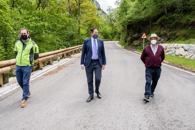 El consejero de Obras P&uacute;blicas, Ordenaci&oacute;n del Territorio y Urbanismo, Jos&eacute; Luis Gochicoa, inaugura la primera fase de la renovaci&oacute;n del Puerto de Lunada. 11-05-2021 &copy; Eduardo Rodr&iacute;guez