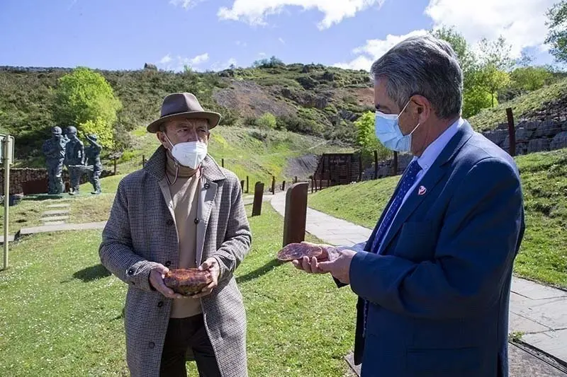11:30.- Cueva de El Soplao
Fotograf&iacute;a del presidente de Cantabria, Miguel &Aacute;ngel Revilla.
marcano
soplao cueva
ambar
excentricas
nr
11 may 21