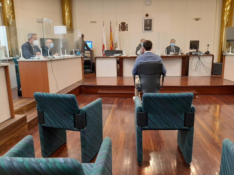 Acusado de atropellar y no auxiliar a otro joven en verano de 2016 en Santander, en el juicio contra él