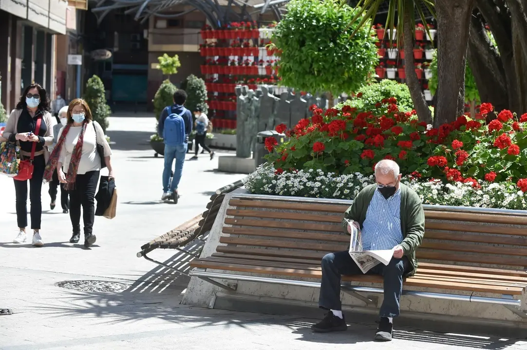Transe&uacute;ntes por la calle