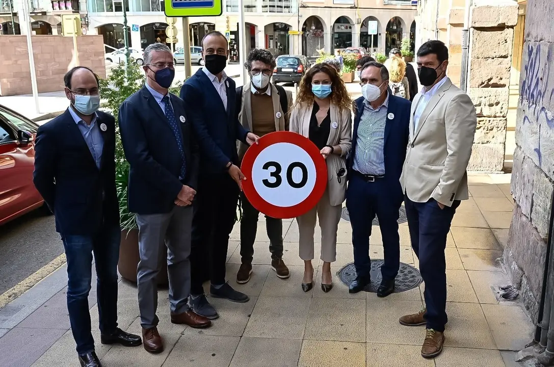 La delegada del Gobierno en Cantabria, Ainoa Qui&ntilde;ones; el jefe provincial de Tr&aacute;fico, Jos&eacute; Miguel Tolosa; el alcalde de Torrelavega, Javier L&oacute;pez Estrada, y varios concejales, en un acto sobre la nueva limitaci&oacute;n de la velocidad en ciudades