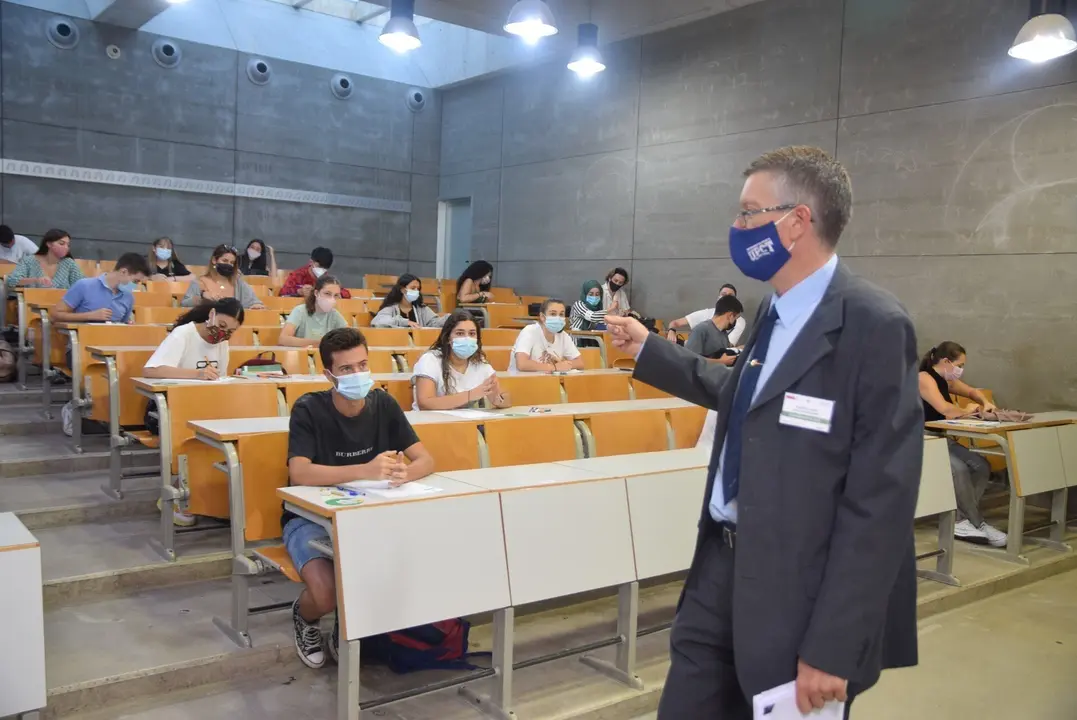 Archivo - Un profesor supervisa las pruebas de la EBAU en la Universidad Polit&eacute;cnica de Cartagena (UPCT)