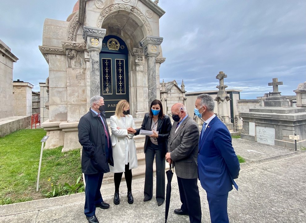 La alcaldesa de Santander, Gema Igual, visita la finalización de la rehabilitación del panteón de la familia Pardo