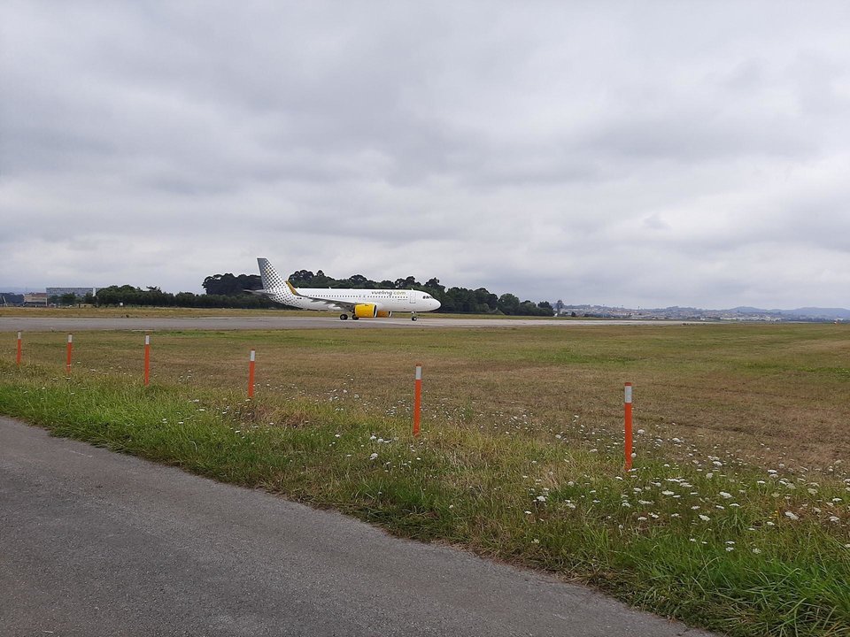 Avión en la pista del aeropuerto Seve Ballesteros preparándose para despegar