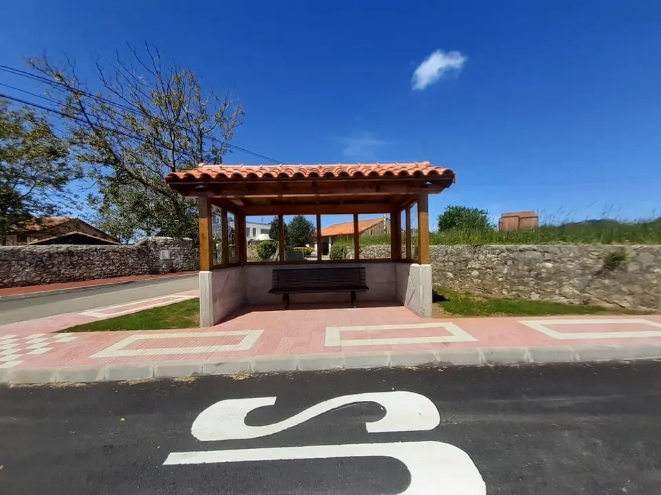 Nueva marquesina de bus instalada en Escobedo (Camargo)