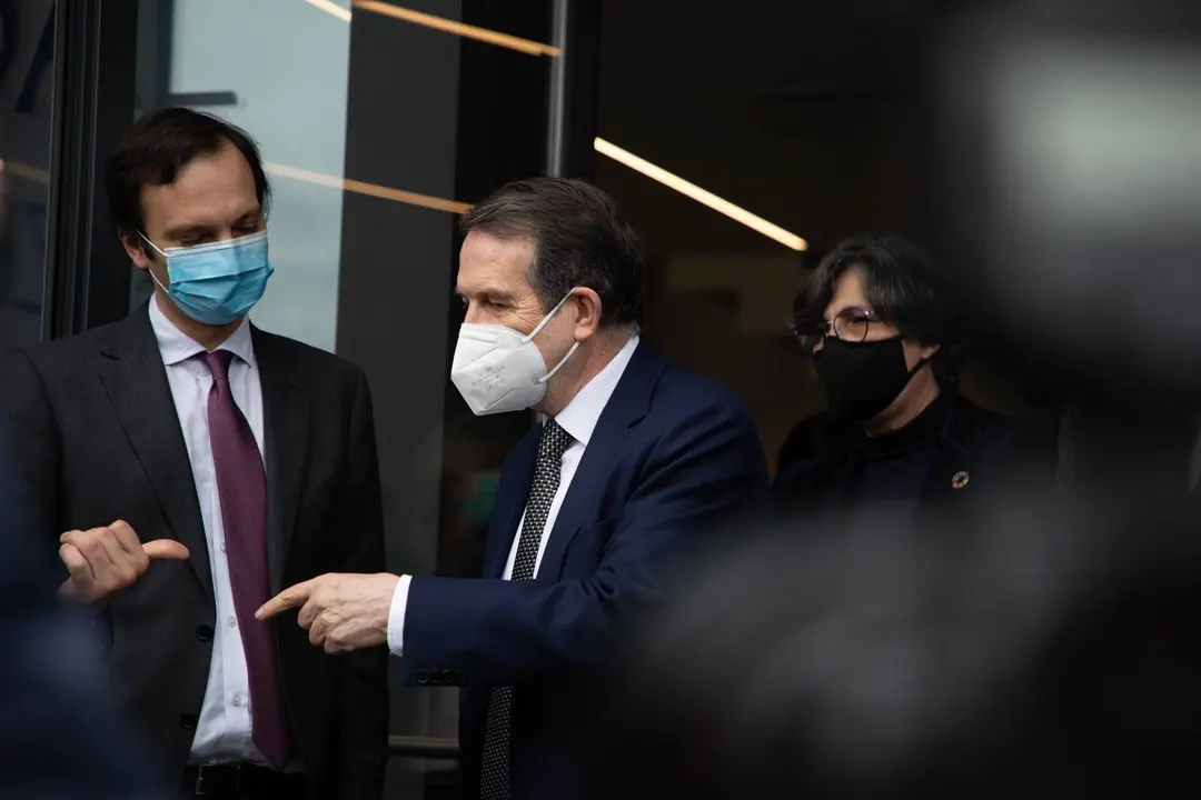 Archivo - El CEO de Zendal, Andr&eacute;s Fern&aacute;ndez (i); y el alcalde de Vigo y presidente de la FEMP, Abel Caballero, en las inmediaciones de la planta de Biofabri-Zendal, en O Porri&ntilde;o, Pontevedra, Galicia (Espa&ntilde;a), a 25 de febrero de 2021. En Biofabri-Zendal s