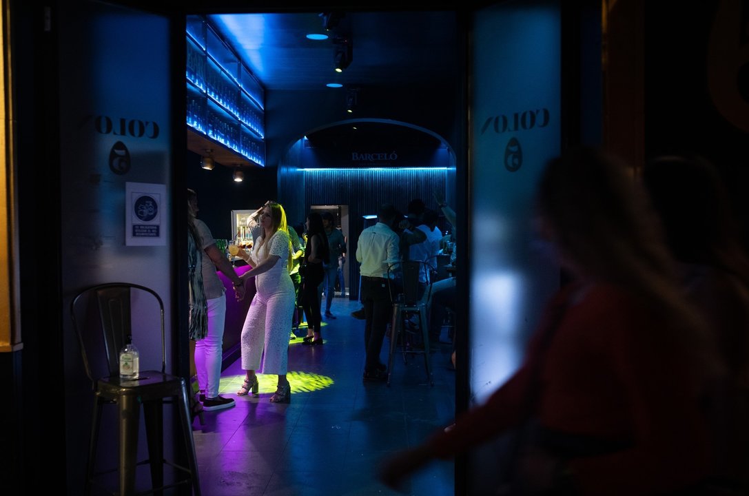 Varias personas en un pub en la primera noche sin toque de queda tras el fin del estado de alarma, a 09 de mayo de 2021, en Sevilla (Andalucía, España).  