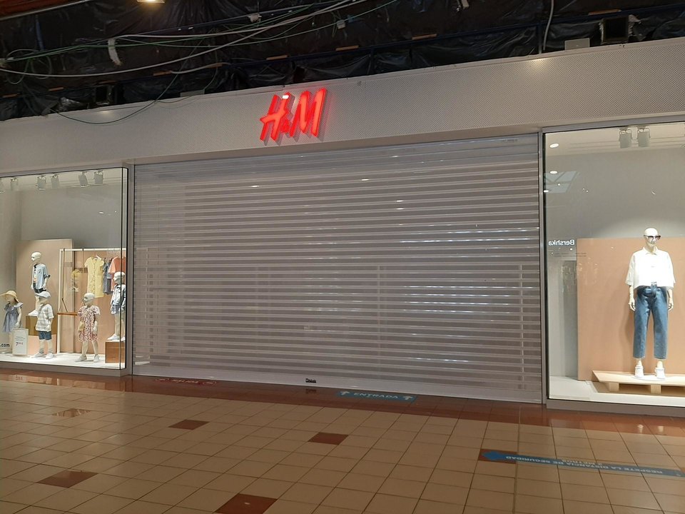 Establecimiento de H&M de Valle Real cerrado por huelga