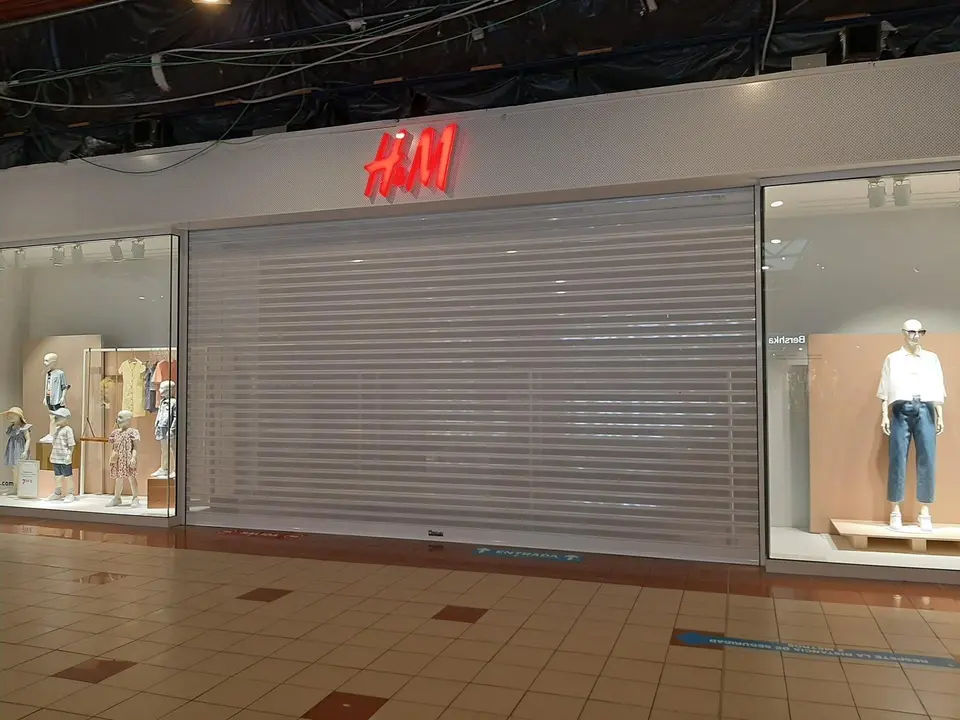 Establecimiento de H&M de Valle Real cerrado por huelga
