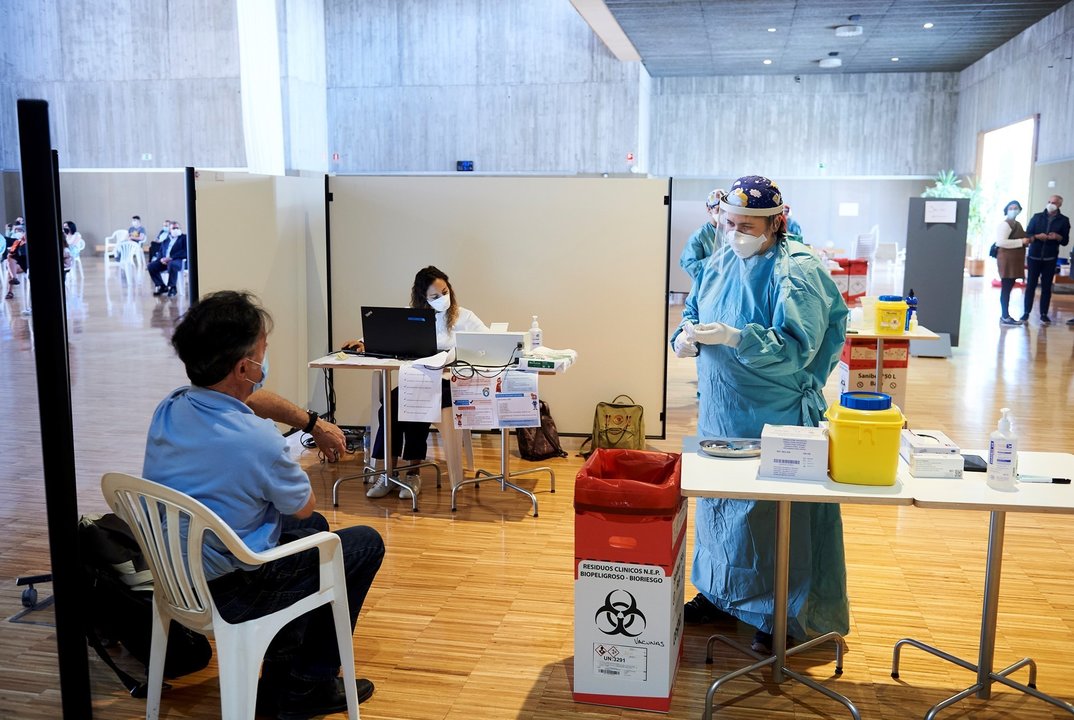 Archivo - Un hombre se dispone a recibir la vacuna en el dispositivo de vacunación masiva frente al Covid-19 del Palacio de Exposiciones y Congresos de Santander