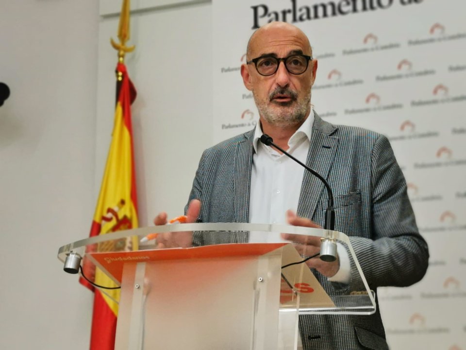 El coordinador de Cs Cantabria, Félix Álvarez, en rueda de prensa