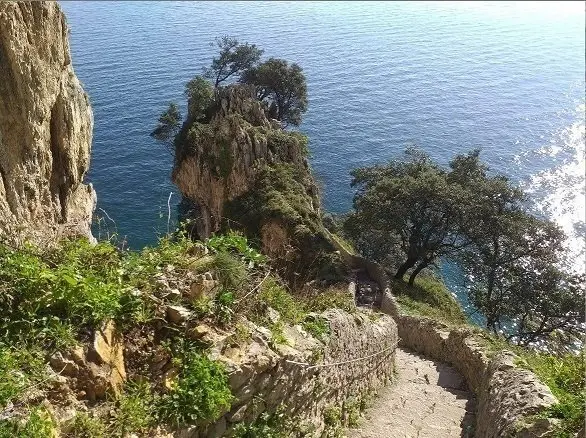 Archivo - Escaleras que bajan al Faro del Caballo