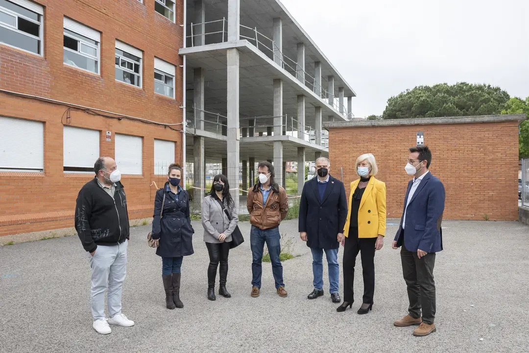 La Consejera De Educaci&oacute;n Y Formaci&oacute;n Profesional, Marina Lomb&oacute;, Firma La Cesi&oacute;n De La Finca En La Que Se Acomete La Ampliaci&oacute;n Del IES Valent&iacute;n Turienzo