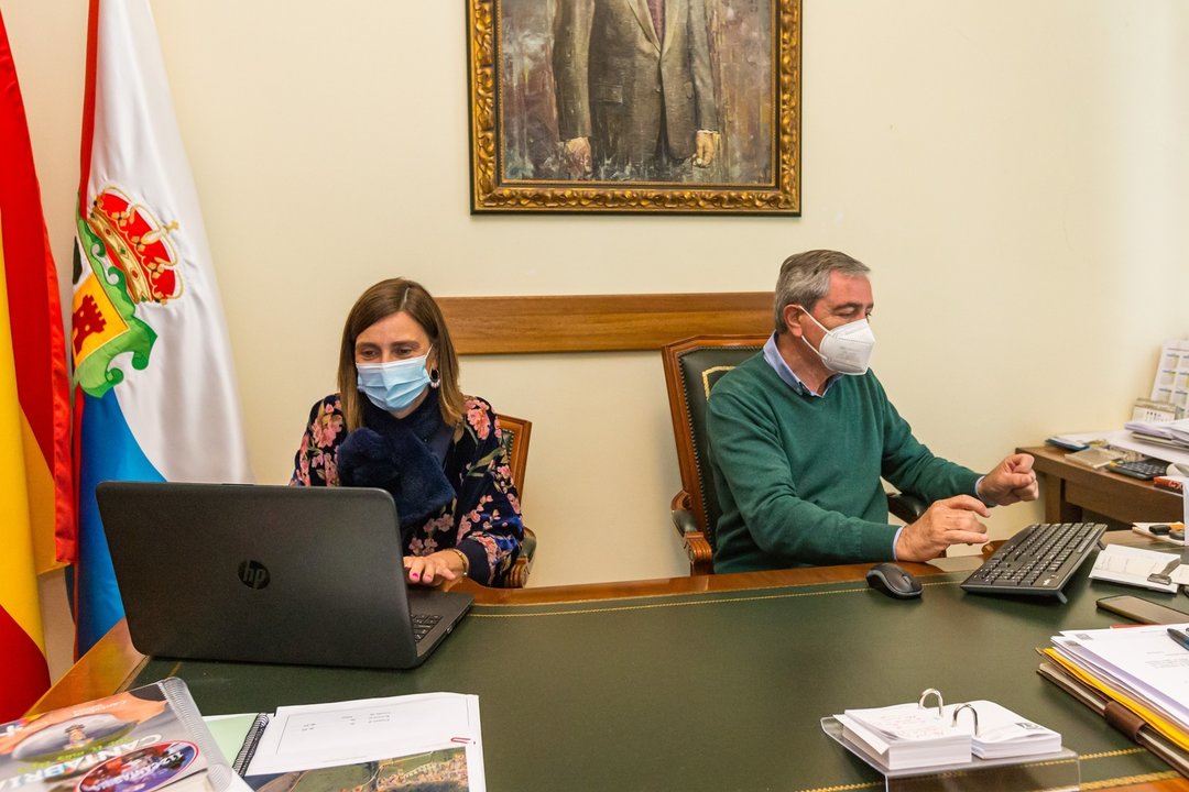 La consejera de Presidencia, Paula Fernández, y el alcalde de Suances, Andrés Ruiz Moya, firman la adhesión del municipio a los acuerdos marco del Gobierno de Cantabria