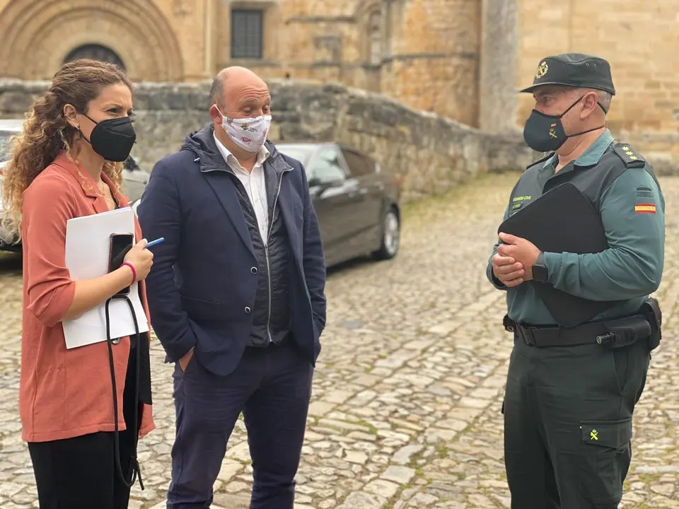 La delegada del Gobierno en Cantabria, Ainoa Qui&ntilde;ones, el alcalde de Santillana del Mar, &Aacute;ngel Rodr&iacute;guez, y el coronel jefe de la Guardia Civil, Luis del Castillo