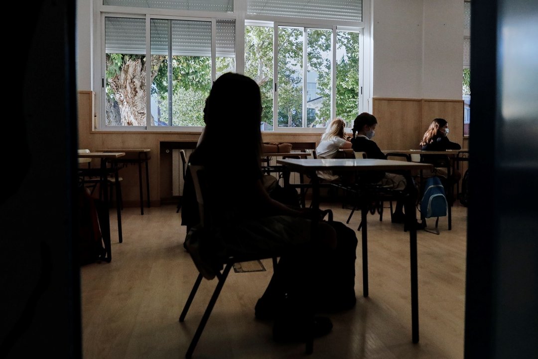 Archivo - Niños en un aula de un colegio privado en Madrid en el primer día del curso escolar 2020-2021