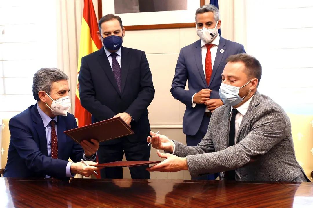 MADRID, 13/05/2021.- El ministro de Transporte, Movilidad y Agenda Urbana, Jos&Egrave; Luis &iexcl;balos (2i), y el vicepresidente y consejero c&middot;ntabro de Cultura, Pablo Zuloaga (2d), asisten a la firma del convenio para el traslado de parte de la colecci&Ucirc;n de arte de la entidad a la nueva nave que se ha rehabilitado en el dique de Gamazo, en Santander, en la que participan el presidente de Enaire, Pedro Saura Garc&Igrave;a (i), y el director de la Sociedad Regional de Cultura y Deporte de Cantabria, Jorge Guti&Egrave;rrez (d). EFE/ J.J. Guill&Egrave;n
