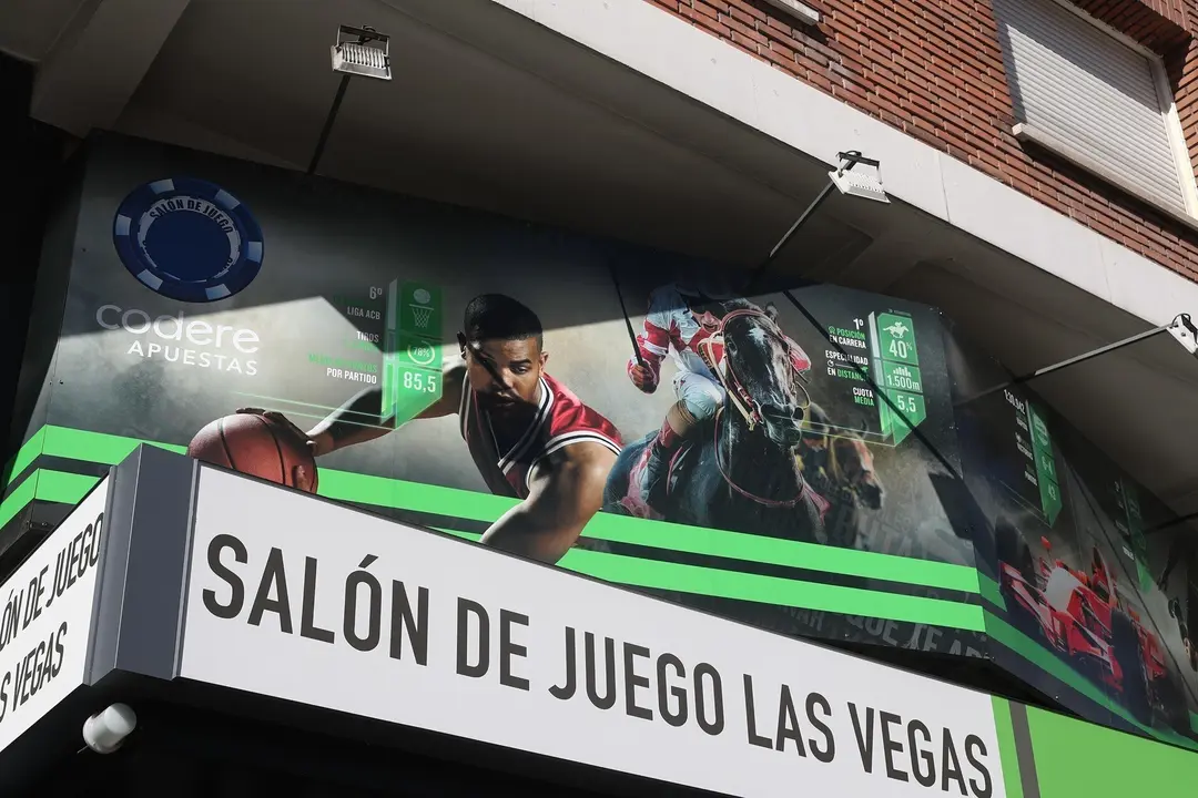 Archivo - Sal&oacute;nd e juego `Las Vegas&acute; con carteles publicitarios de sus apuestas. Archivo