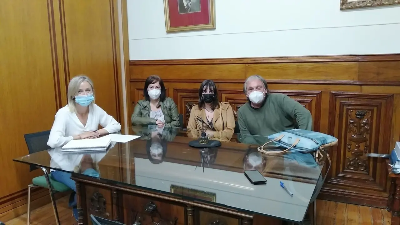 Los representantes de CCOO con la alcaldesa de Castro Urdiales, Susana Herr&aacute;n